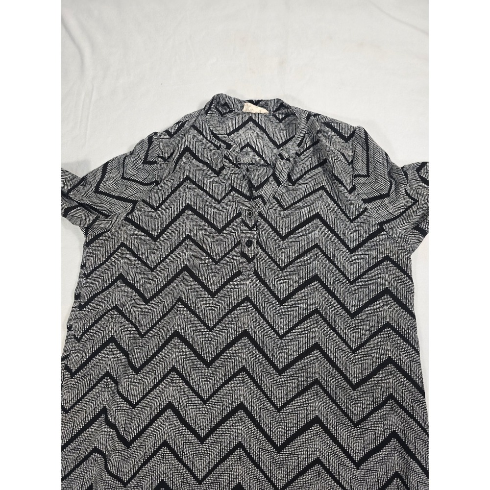 Blu Pepper Plus Womens 3XL Black White Chevron Zig Zag Button Tab Sleeve Blouse